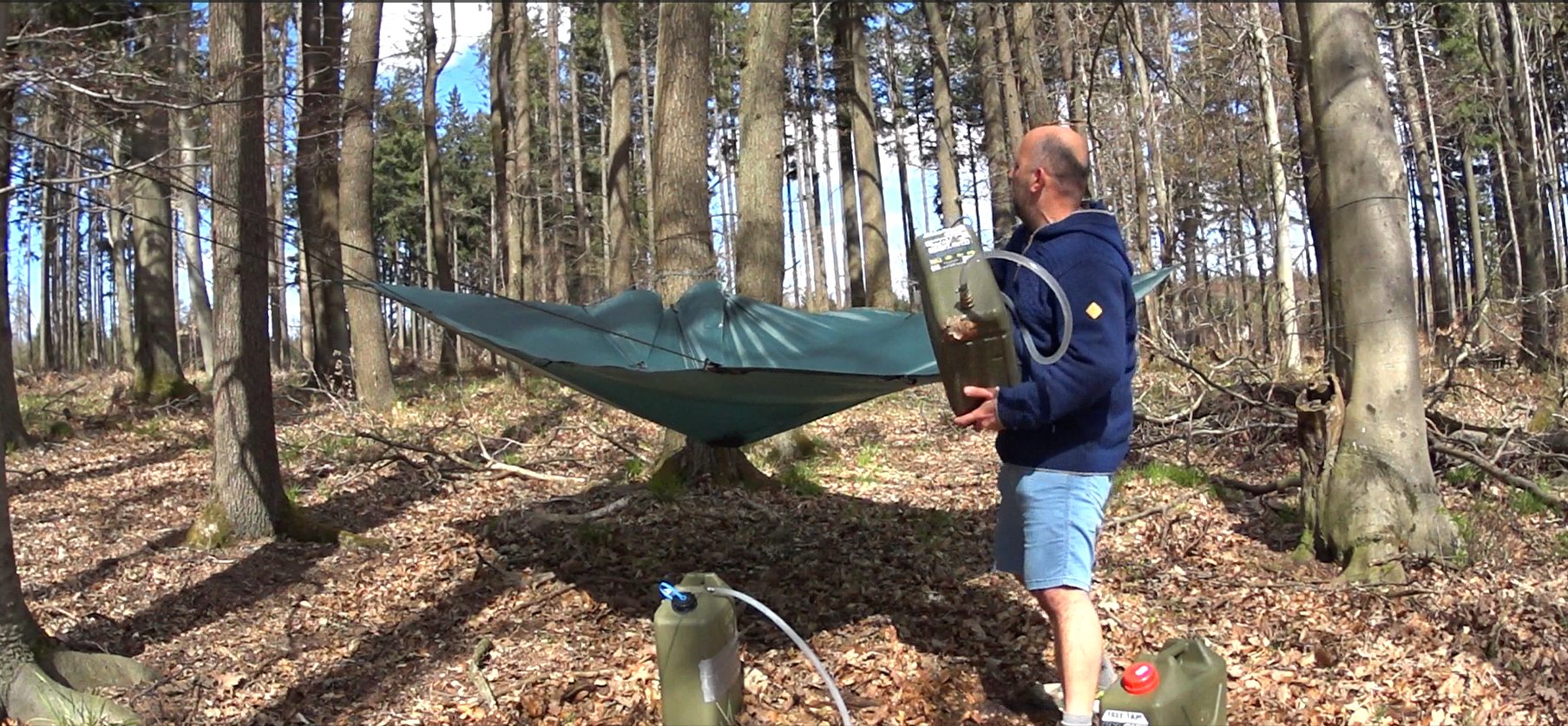 Házím do bivakovací plachty DD Hammocks tři 22 L kanistry vody