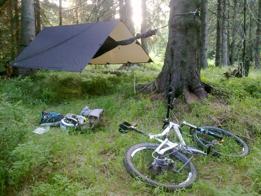 Tipy k použití bivakovací plachty a vhodné doplňky k ní.