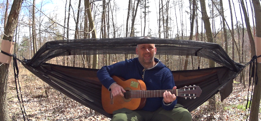 Táboření s hamakou Frontline DD Hammocks a kytarou