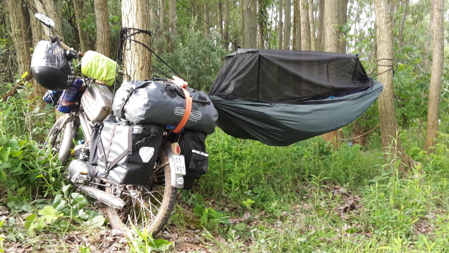 Starý šedivý pes projel Balkán, Evropu a Řecko s hamakou DD Hammocks