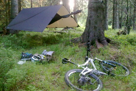 Tipy k použití bivakovací plachty a vhodné doplňky k ní.