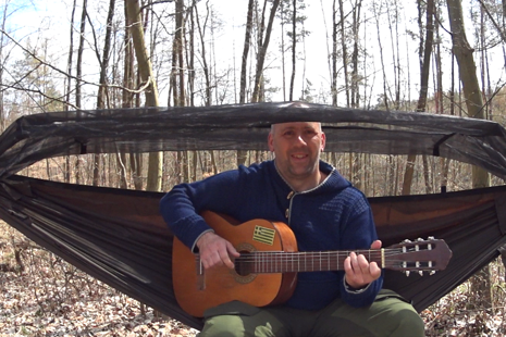 Táboření s hamakou Frontline DD Hammocks a kytarou